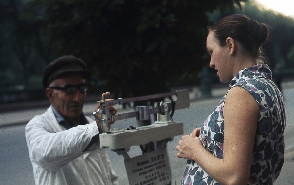 Фото: Взвешивание на уличных весах. Стоимость для ребенка - 2 копейки для взрослого - 3 коп. 1972 год