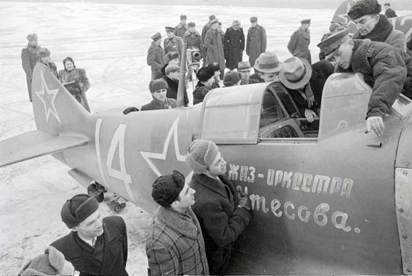 Фото: Самолет, подаренный Утесовым  в годы войны советским летчикам-истребителям