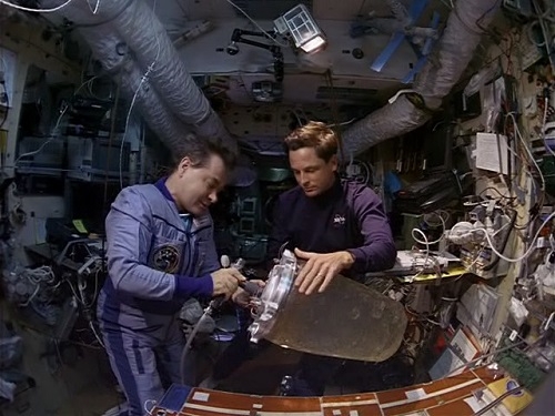 Фото: Работа космонавтов на космической станции "Мир"