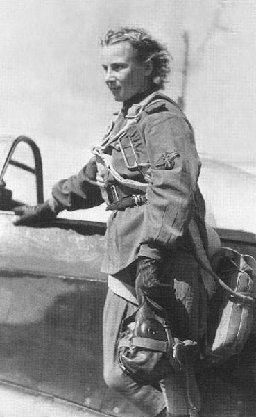 Фото: Герой Советского Союза летчица Лидия Владимировна Литвяк, 1942 год