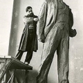 Александр Кибальников работает над скульптурой памятника В. В. Маяковскому 
