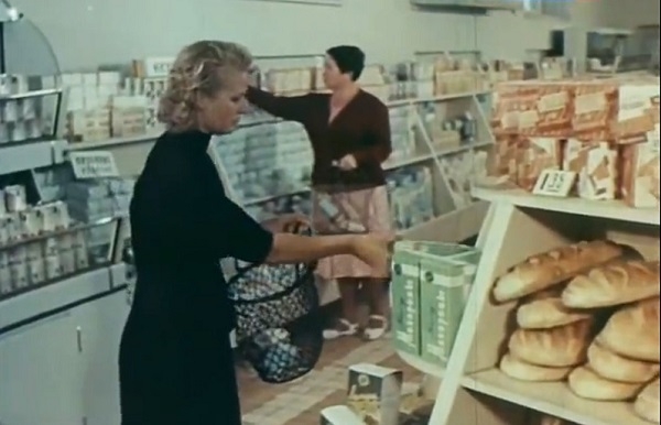 Фото: Универсам - магазин самообслуживания был в новинку для советского  человека