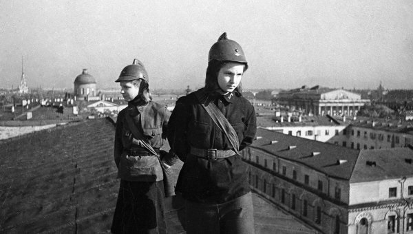 Фото: Юные пожарные на крыше Академии наук во время блокады Ленинграда.  1942 год
