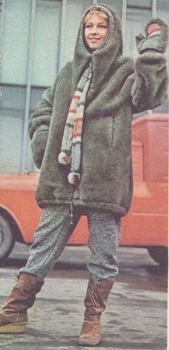 Фото: Модный фасон женской куртки из искусственного меха. СССР. 1985
