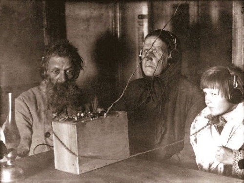 Фото: Первые советские радиослушатели