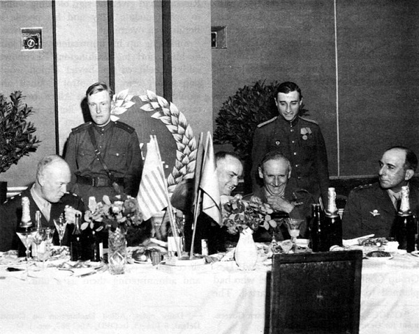 Фото: Победоносный маршал Г. К. Жуков пробует кока-колу на встрече с Эйзенхауэром