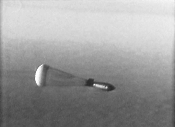 Фото: Сброс термоядерной бомбы. Ядерные испытания СССР, 1961 год