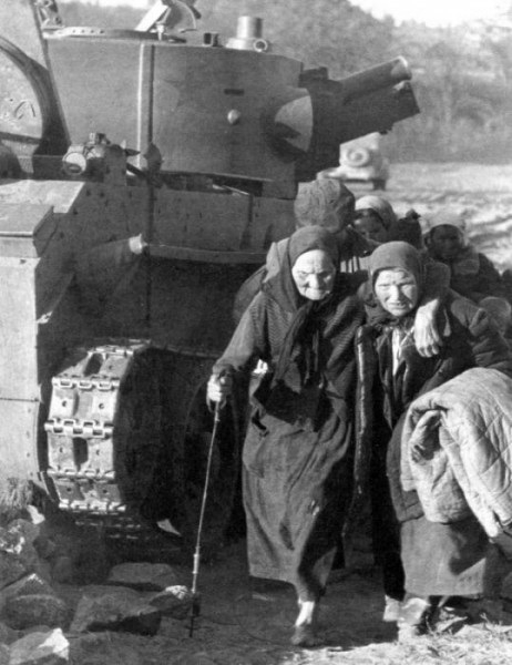 Фото: Беженцы в первые дни войны, 1941 год