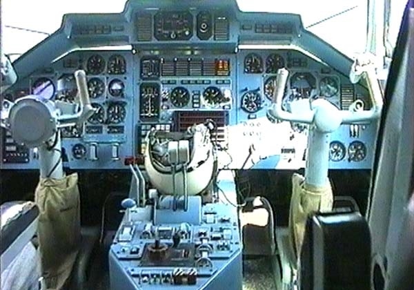 Фото:  Кабина пилотов А- 40.Мощным самолетом-амфибией Альбатрос управляет экипаж из 8 человек