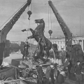Кони с Аничкова моста демонтированы и спрятаны под землю во время блокады Ленинграда, 1941 год