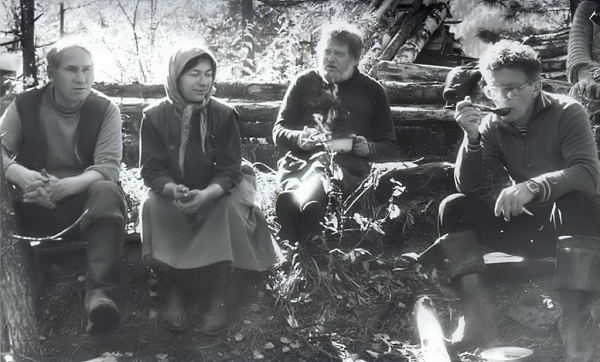 Фото: Староверы Лыковы принимают гостей, 1987 год