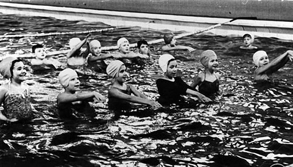 Фото: Занятия в бассейне на уроках физкультуры в СССР