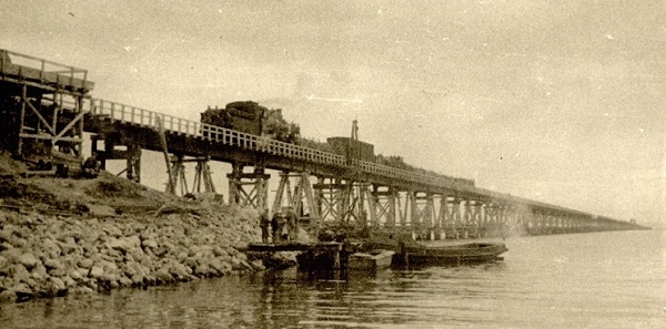 Фото: Керченский мост в СССР, 1944 год
