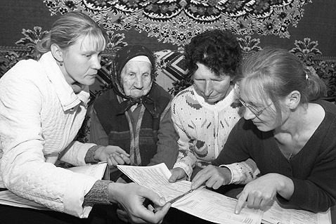 Фото: Счетчицы проводят опрос. Перепись населения 1989 года