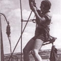 Альпинистка во время маскировки памятников блокадного Ленинграда, 1941 год