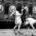Георгий Жуков, маршал СССР на белом коне. Парад Победы в Москве 1945 года