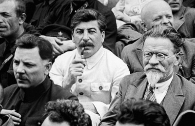 Фото: Сталин среди делегатов I-го Всесоюзного съезда колхозников-ударников в Москве