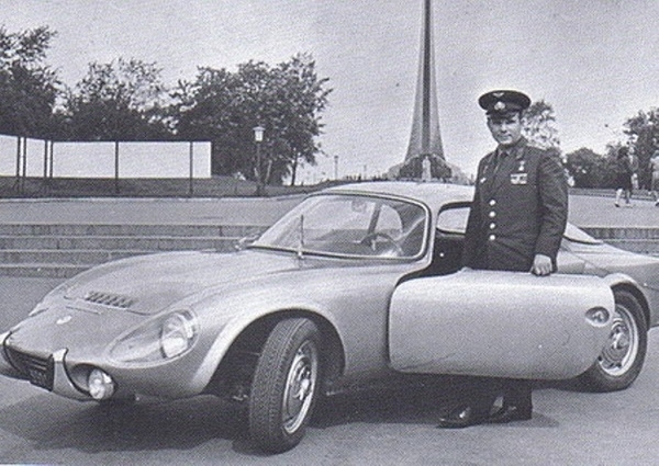 Фото: Юрий Гагарин рядом со своей любимой иномаркой - спорткаром Matra Bonnet. 