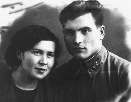 Фото: Летчик, герой Советского Союза Михаил Девятаев с женой, 1944 год