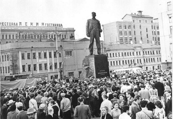 Фото: Открытие памятника В.В. Маяковскому на Триумфальной площади в Москве