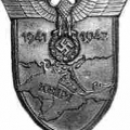 «Крымский щит» (Krimschield). Нарукавный знак отличия участников в боях южнее Перекопского перешейка с 21 сентября 1941 по 4 июля 1942 г.