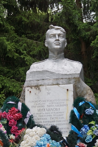 Фото: Памятник летчику Михайлову, повторившему подвиг Гастелло в 1944 году
