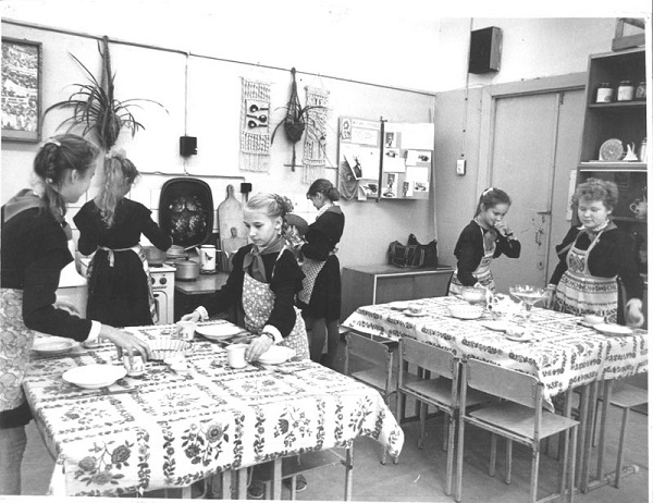 Фото: Советские школьницы изучают тонкости кулинарии на уроках труда в школе