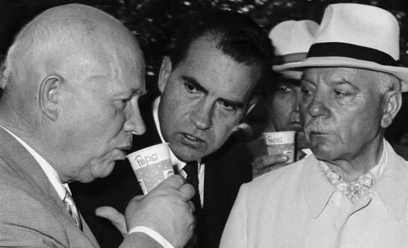 Фото: Хрущев с удовольствием пробует пепси-колу. Американская выставка в Сокольниках, 1959 год