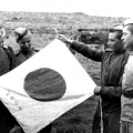 Бойцы рассматривают японский флаг, захваченный в бою