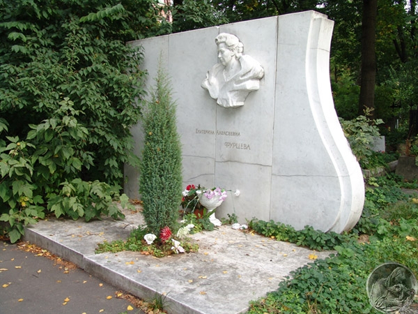 Фото: Могила Е.Фурцевой на Новодевичьем кладбище