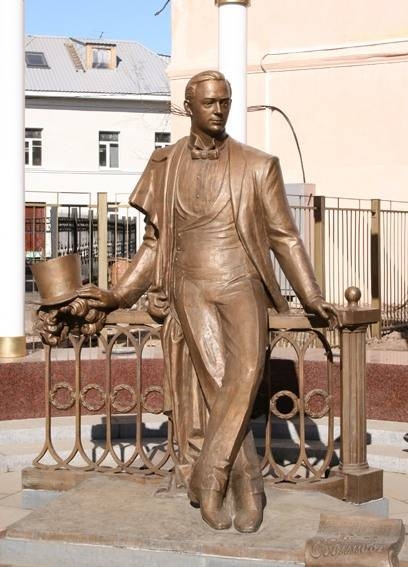 Фото: Памятник Собинову на родине, в Ярославле