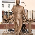 Памятник Собинову на родине, в Ярославле