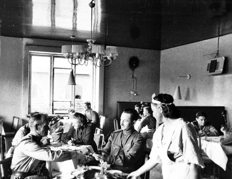Фото: Офицеры Красной Армии за обедом в столовой 
