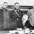 Куусинен подписывает Договор дружбы и взаимной помощи в Москве 