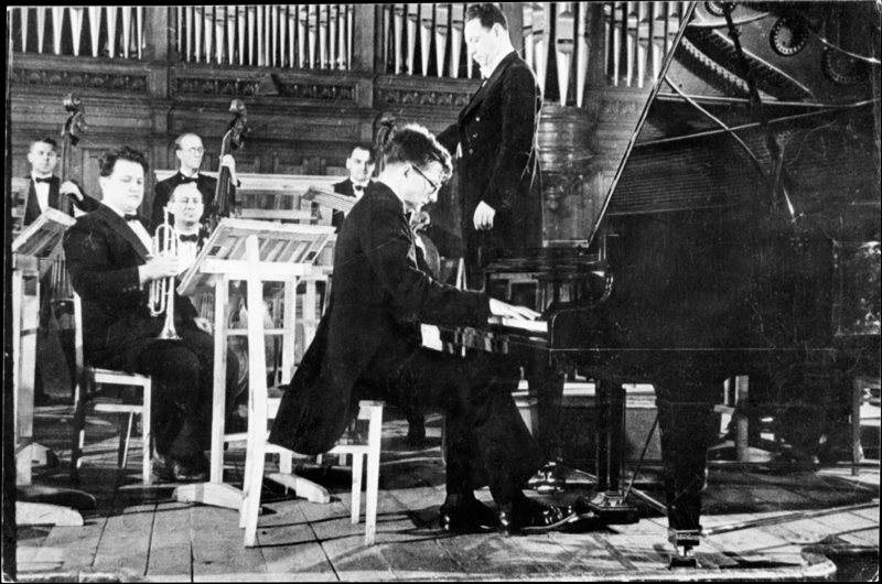 Фото: Шостакович исполняет первый фортепианный концерт