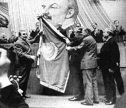 Фото: Леонид Ильич Брежнев вручает орден Дружбы народов городу Киеву