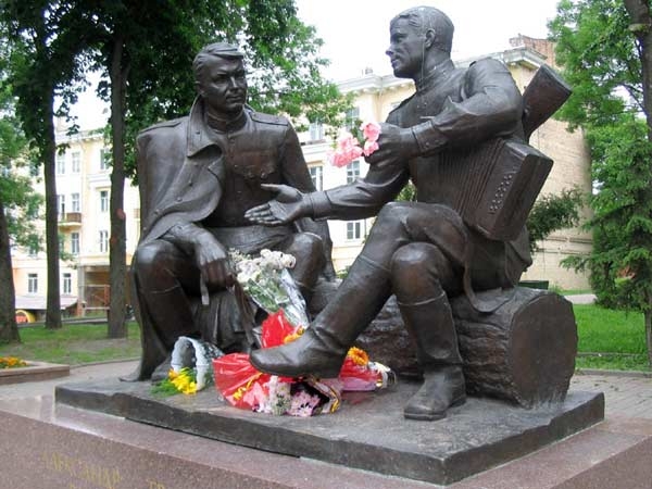 Фото: Беседующие А.Т.Твардовский и Василий Теркин, увековеченные в бронзе