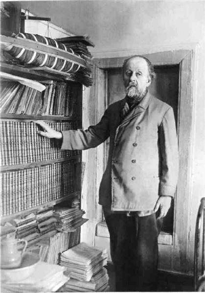 Фото: Циолковский в своей библиотеке