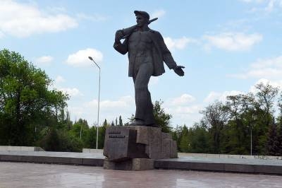 Фото: Памятник Стаханову - герою первых соцсоревнований
