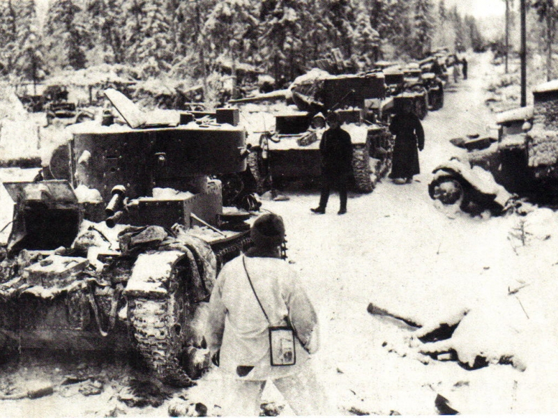 Фото: Советская танковая колонна, разгромленная финской армией