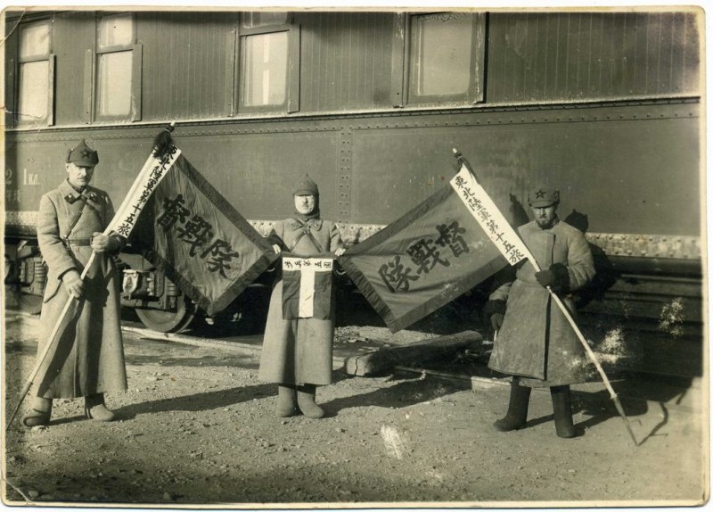 Фото: Красноармейцы с захваченными гоминьдановскими знаменами