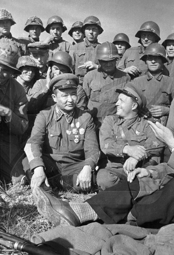 Фото: Генерал Георгий Жуков и маршал Чойбалсан с солдатами. Халхин-Гол