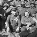 Генерал Георгий Жуков и маршал Чойбалсан с солдатами. Халхин-Гол