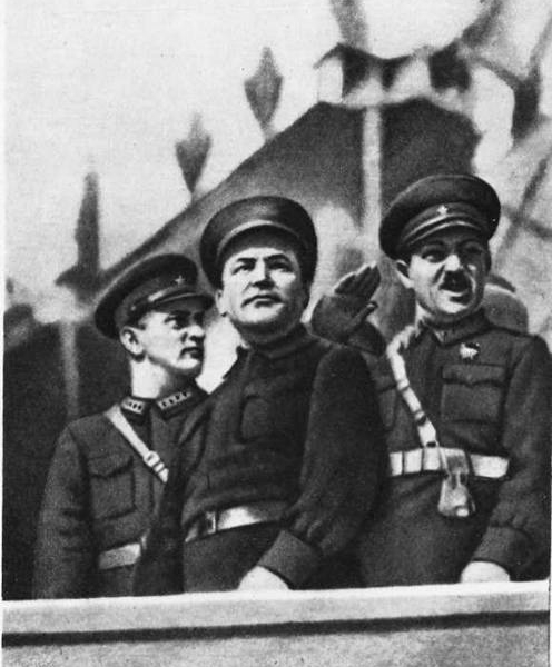 Фото: С. М. Киров, М. Н. Тухачевский и И. Е. Славин во время перво майской демонстрации трудящихся Ленинграда 