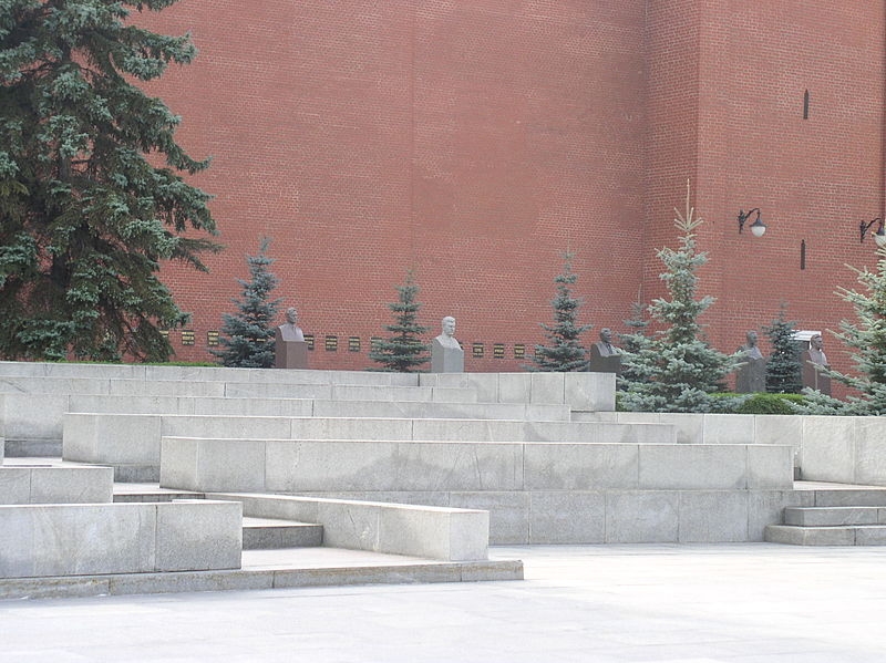 Фото: Некрополь у кремлевской стены