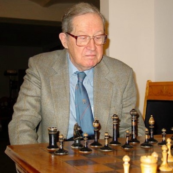 Фото: Ю.Л. Авербах за шахматной партией, 2007 год