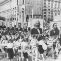 Демонстрация трудящихся в Киеве 1 мая 1986 года. После аварии на Чернобыльской АС прошло 5 дней.