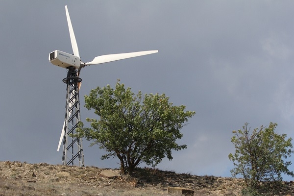 Фото: Ветрогенератор на крымской ветряной электростанции. Донузлав.