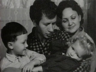 Фото: Леонид Быков с супругой Тамарой и детьми Марьяной и Лэсем