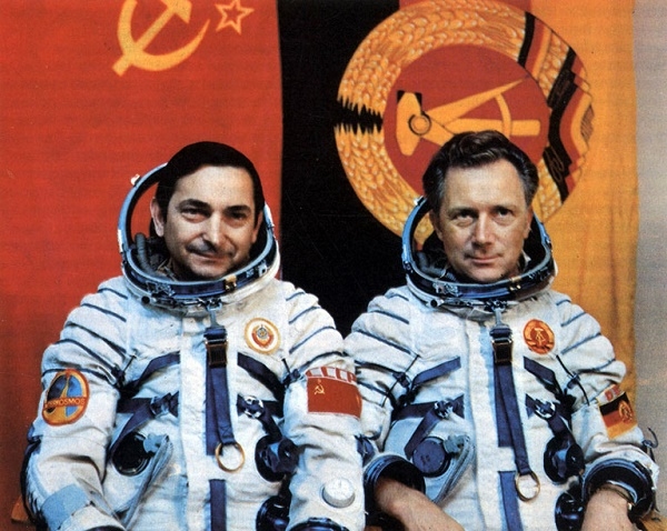 Фото: Космонавты из СССР и ГДР В. Быковский - 3. Йен.Союз-31 